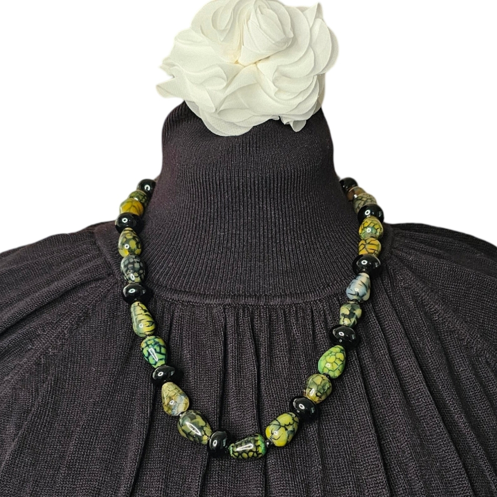 Dragon Vein Agate and black onyx bead necklace